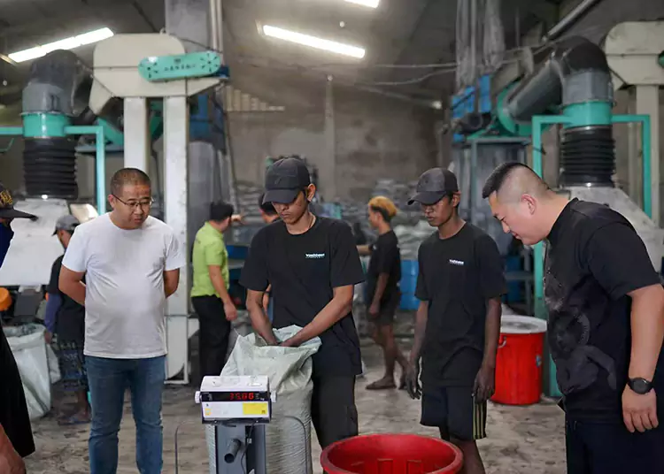 Důkladná návštěva továrny indonéských klientů na aktivní uhlí z kokosových skořápek: svědky produkční síly a upřímnosti spolupráce